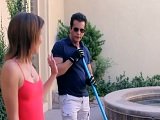 No sabe que hacer para llamar la atención al jardinero..