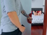 Joder, la golfa de mi cuñada está en la cama haciéndose un dedo!