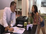 Tengo una secretaria que se viste como una putona y eso me excita mucho…
