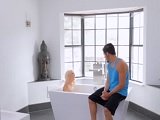 Me meto en el lavabo con mi cuñada para darle bien fuerte