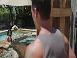 La señora Katrina Jade calienta muy bien a este jardinero..