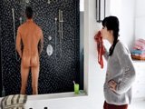 Creo que el novio de mi madre se está haciendo una paja en la ducha