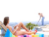 El chico de la piscina me está poniendo cachonda con ese pecho …